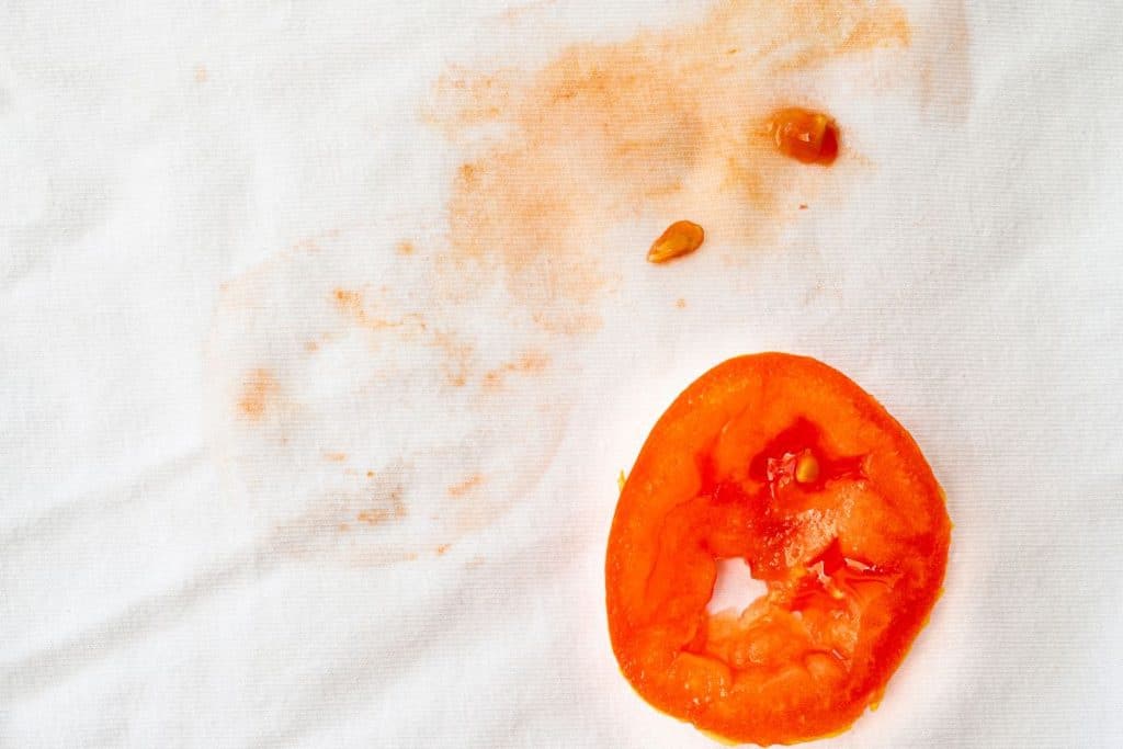 comment enlever de la sauce tomate sur du blanc